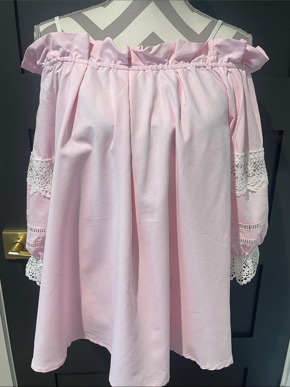 Romeo & Juliet Couture Off The Shoulder Ruffle Lace Pink Blouse Size S